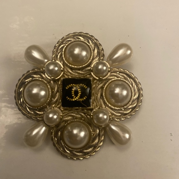 CHANEL Jewelry - Vintage CHANEL 2018 Autumn Faux Pearl & Resin CC Logo Brooch Pin
